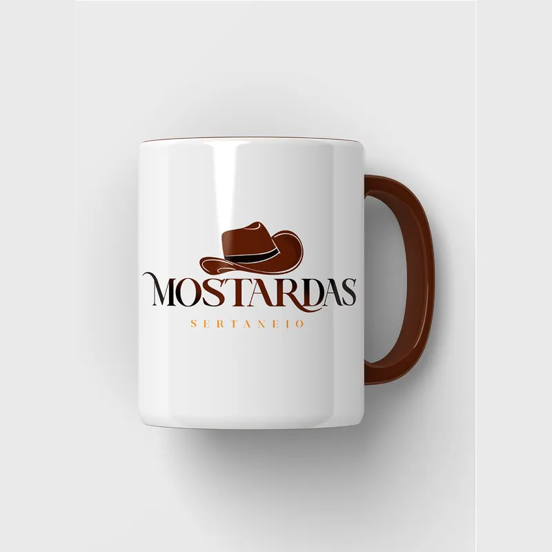 Caneca branca com asa castanha e o logótipo a cores d'Os Mostardas.