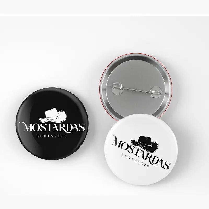 Dois crachás redondos com o logótipo d'Os Mostardas, um preto e um branco.