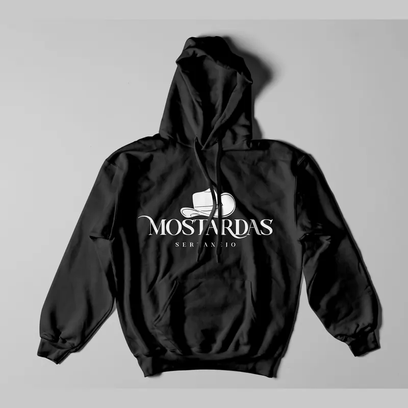 Hoodie preto com capuz e o logótipo branco d'Os Mostardas no peito.