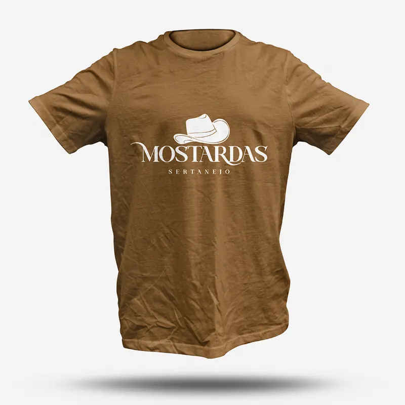 T-shirt mostarda com o logótipo branco d'Os Mostardas no peito.