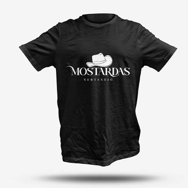 T-shirt preta com o logótipo branco d'Os Mostardas no peito.